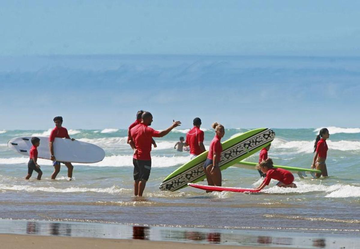Escuela de surf en la playa de La Cortadura, en Cádiz.