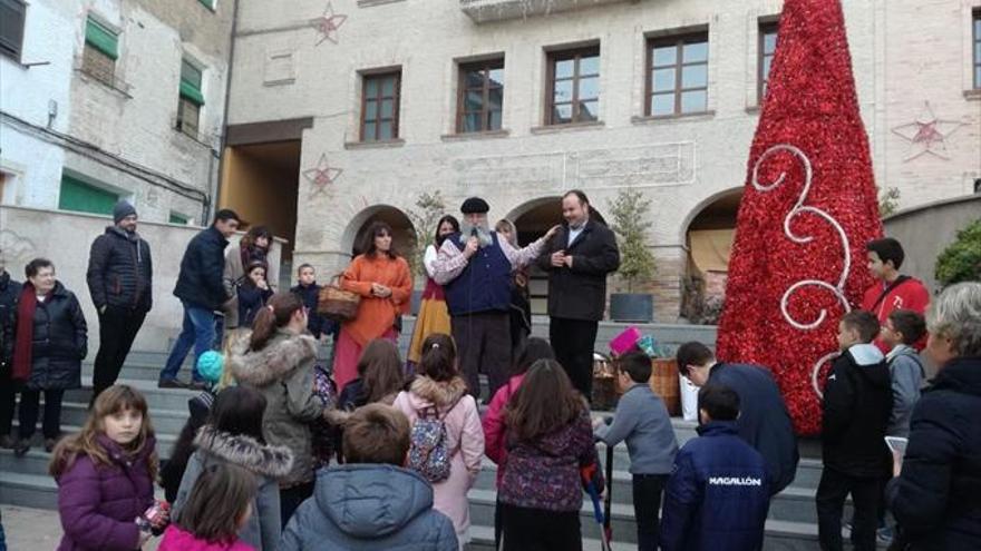 El popular Tío Domingo reparte regalos a los niños de Magallón