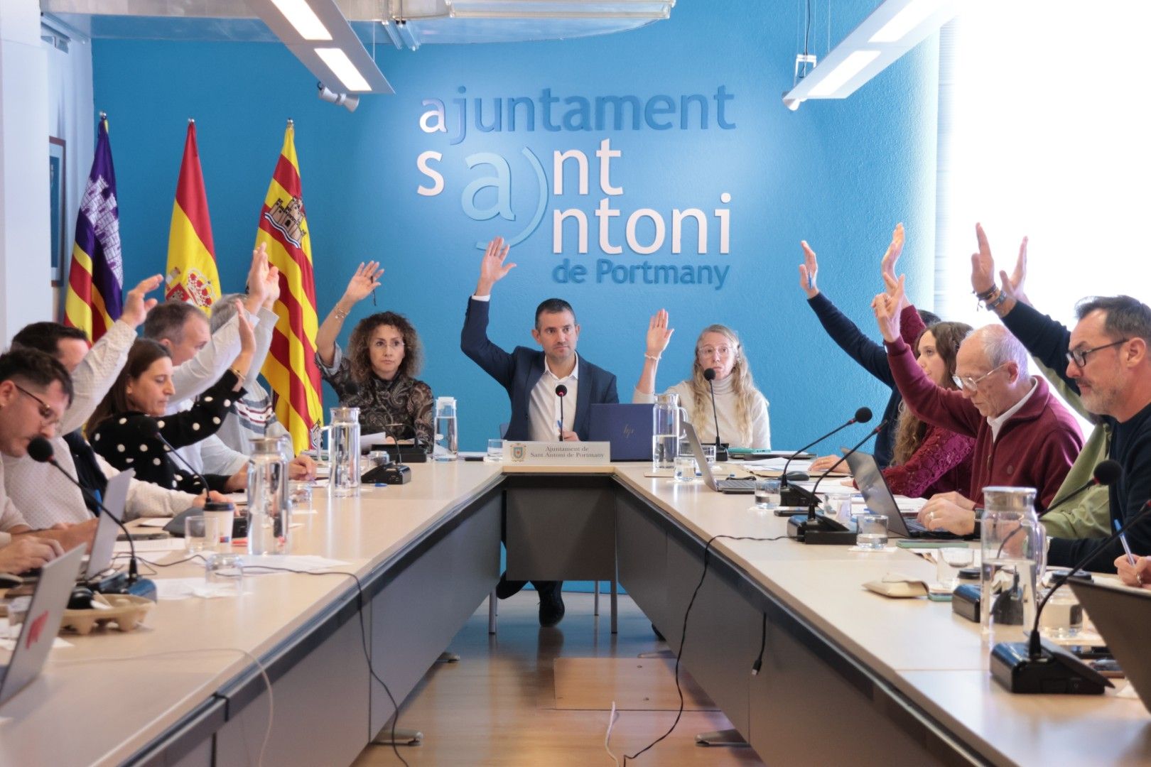 Los concejales del PP votan a favor en el pleno