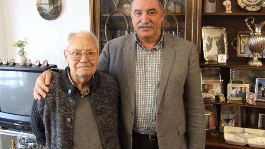 El centenario Marceliano García Hernández, en su casa, con el alcalde.