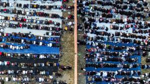 Miles de palestinos despiden en Gaza el mes sagrado del Ramadán