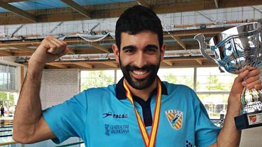 Rubén Aparisi, con uno de sus trofeos de apnea