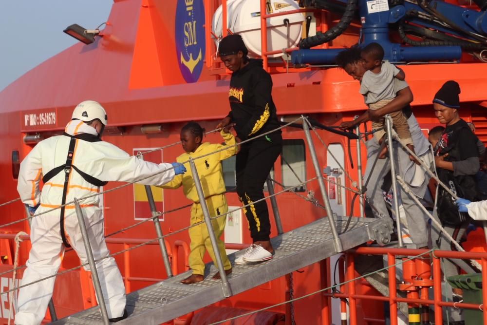 Llegan al puerto de Málaga 180 personas rescatadas de tres pateras