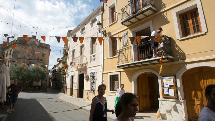 Imagen de archivo de la calle principal y el Ayuntamiento de La Torre de les Maçanes.