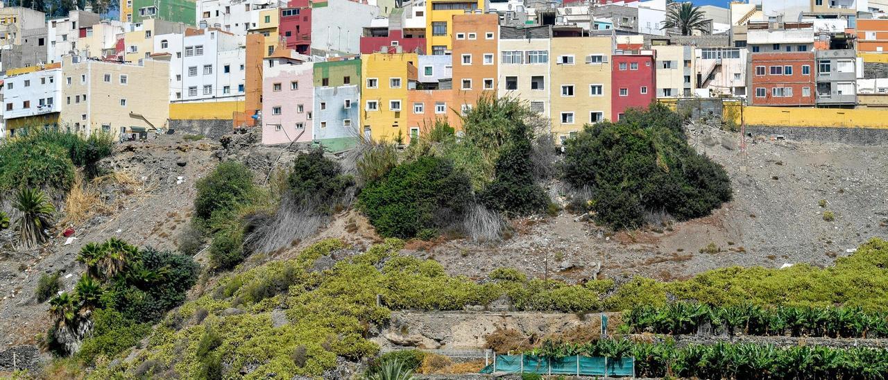 Las zonas con vegetación de la ladera indican donde están las casas con problemas de vertidos.