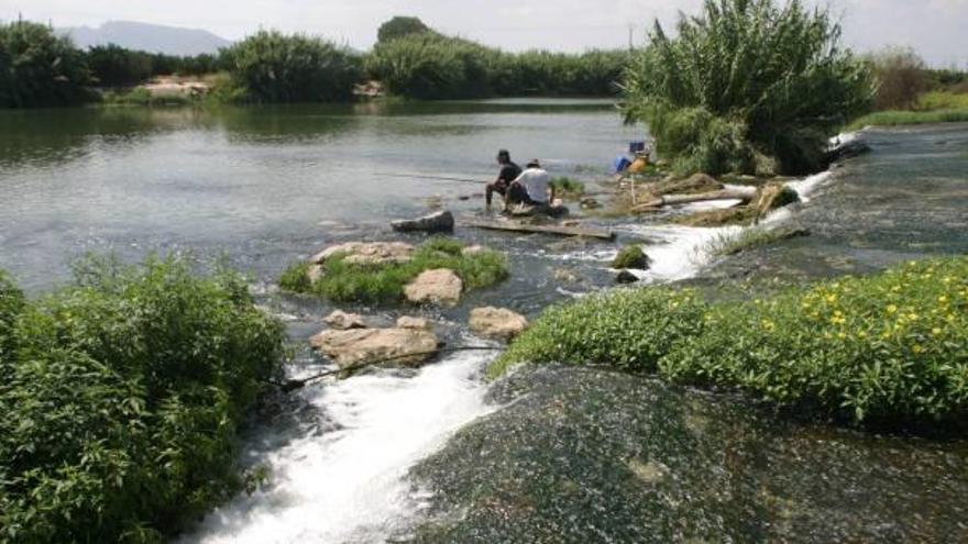 Pescadores en el Azud de la Marquesa, punto de arranque del trasvase de agua del Júcar a la provincia de Alicante.