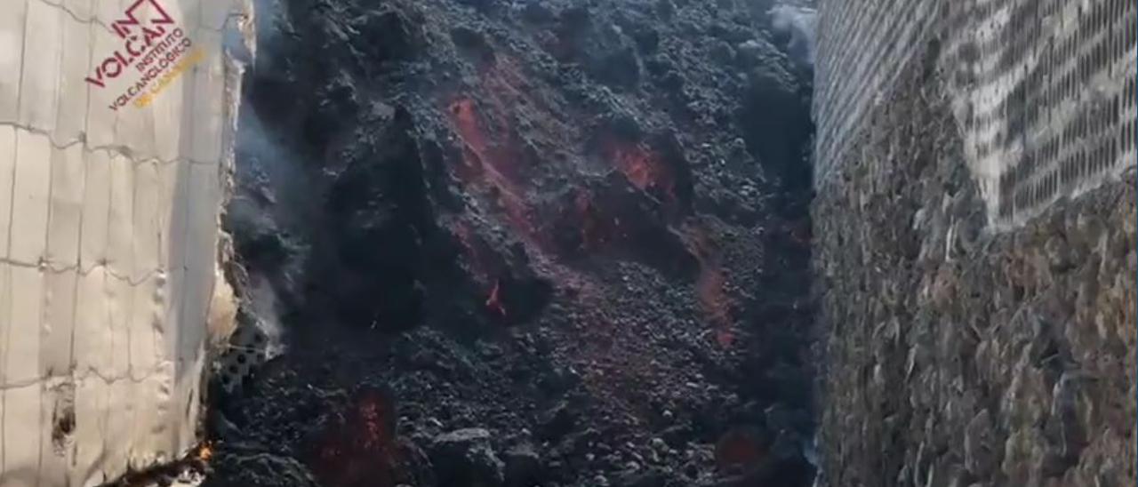 La colada avanza hacia el mar entre plataneras tras pasar por el sur la montaña de La Laguna (15/10/2021)