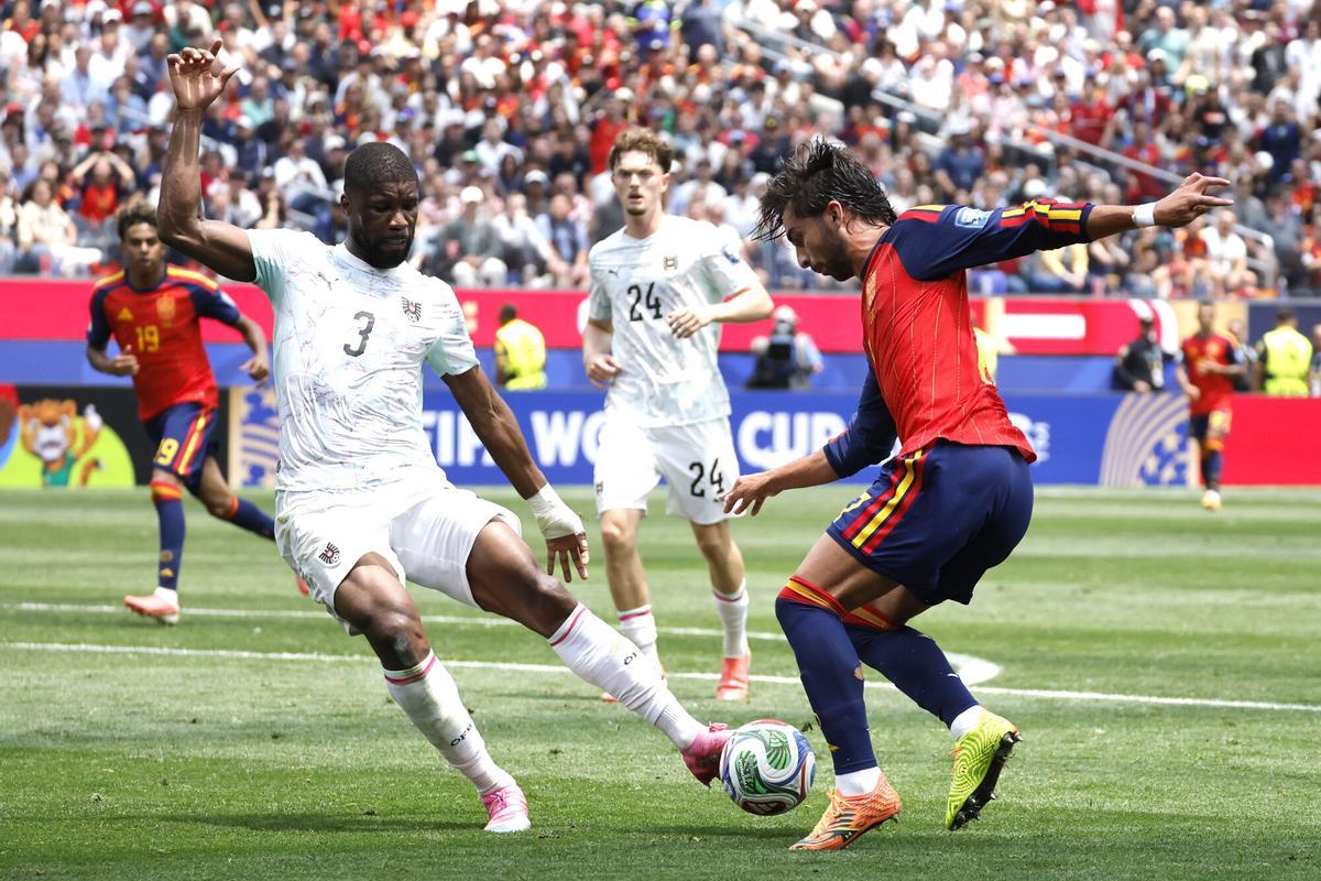 AMDEP7797. LOS ÁNGELES (ESTADOS UNIDOS), 02/07/2026.- Ferran Torres (d) de España disputa el balón con Kevin Danso de Austria este jueves, en un partido por los dieciseisavos de final del Mundial de la FIFA 2026 entre España y Austria en el estadio SoFi en Los Ángeles (Estados Unidos). EFE/ Lavandeira Jr