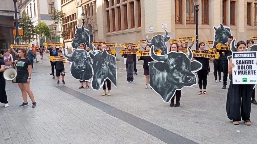 Escenificación antitaurina en la plaza del Parchís