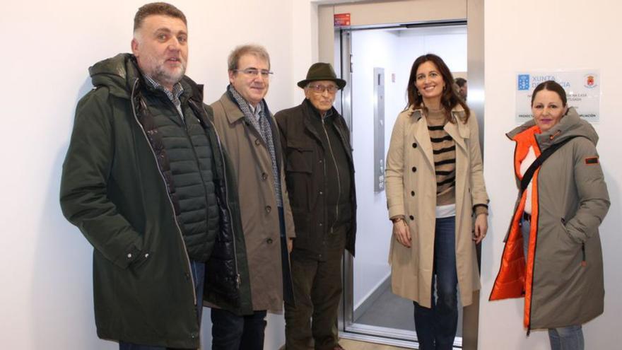 Cortegada estrena ascensor en la Casa do Concello y nueva cubierta en el pabellón