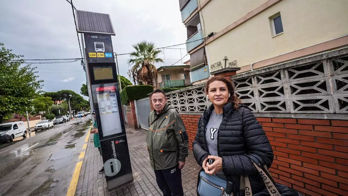 "No tenemos información": caos y largas esperas por la suspensión de buses tras las lluvias torrenciales en el Baix Llobregat