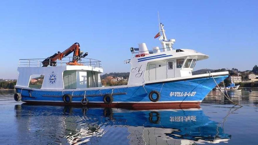 Uno de los barcos mejilloneros botados en Catoira. // FdV