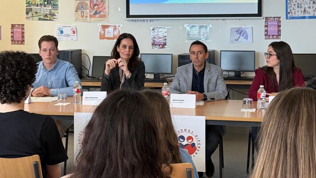 La directora xerral Judith Fernández, segunda por la izquierda, en el Instituto do Milladoiro.