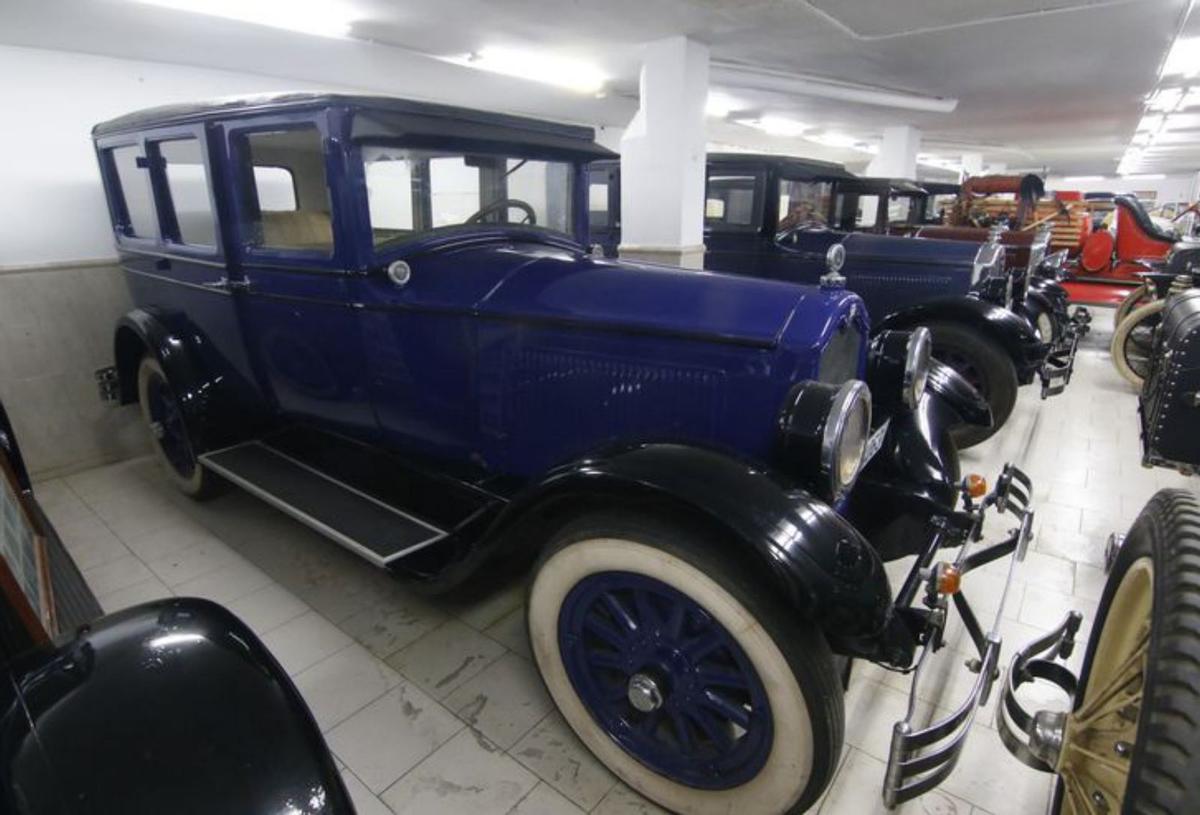 En restauración 8 Ahora mismo trabaja en este Packard de 1937.