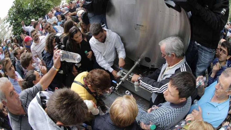 Reparto de leche fresca,ayer, en la Alameda de Santiago.