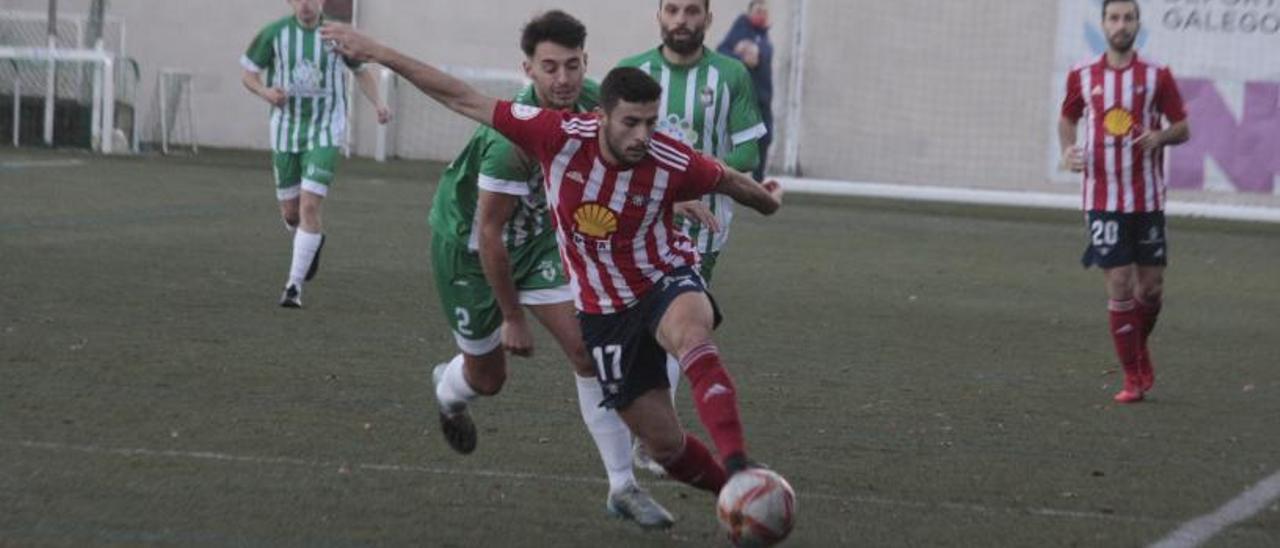 Anxo Vilas conduce el balón en el duelo ante el Somozas jugado en O Morrazo. |  // SANTOS ÁLVAREZ