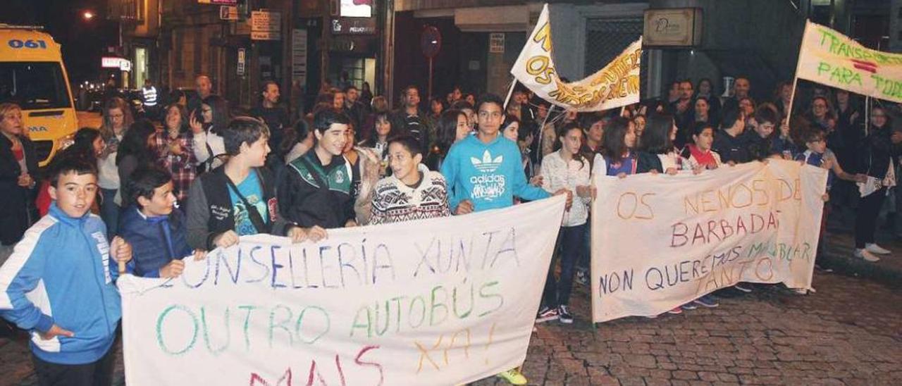 Padres y alumnos se concentraron ayer frente a la jefatura territorial de Educación, en la rúa Concello. // Iñaki Osorio