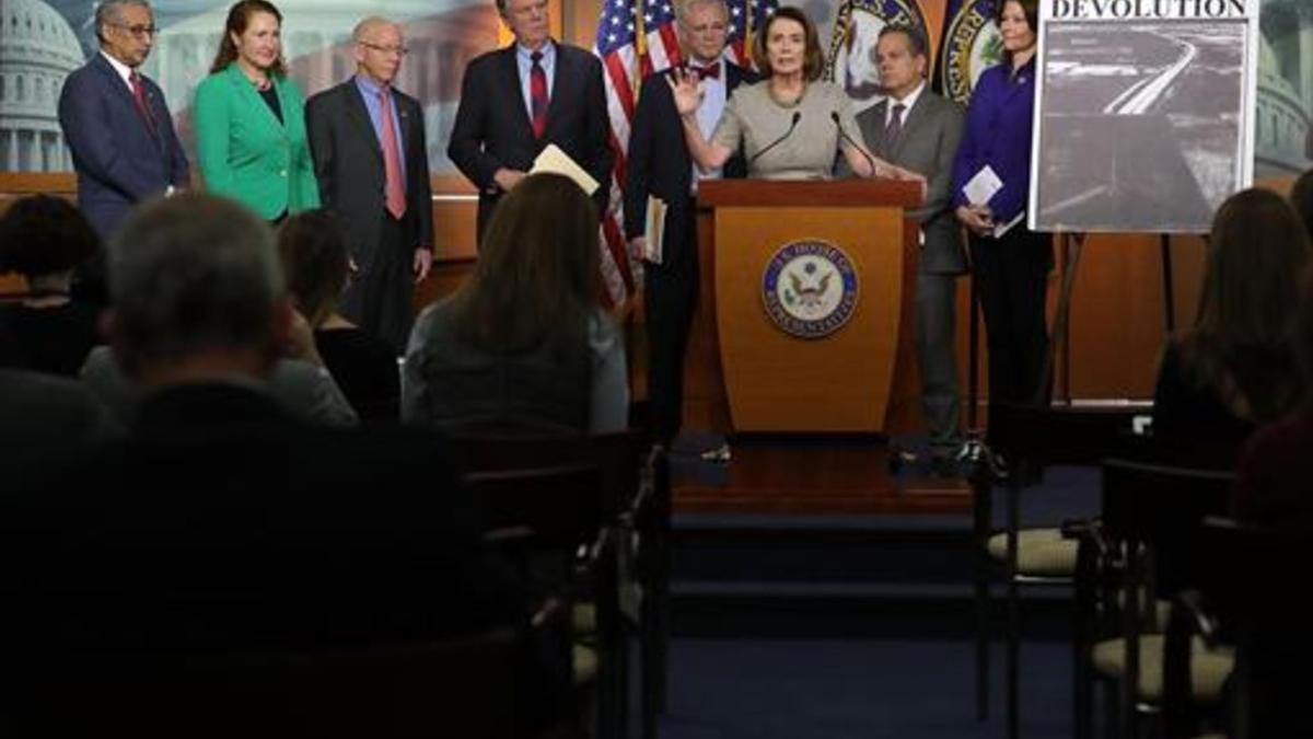 Nancy Pelosi y otros miembros del Partido Demócrata, ayer, en el Capitolio.