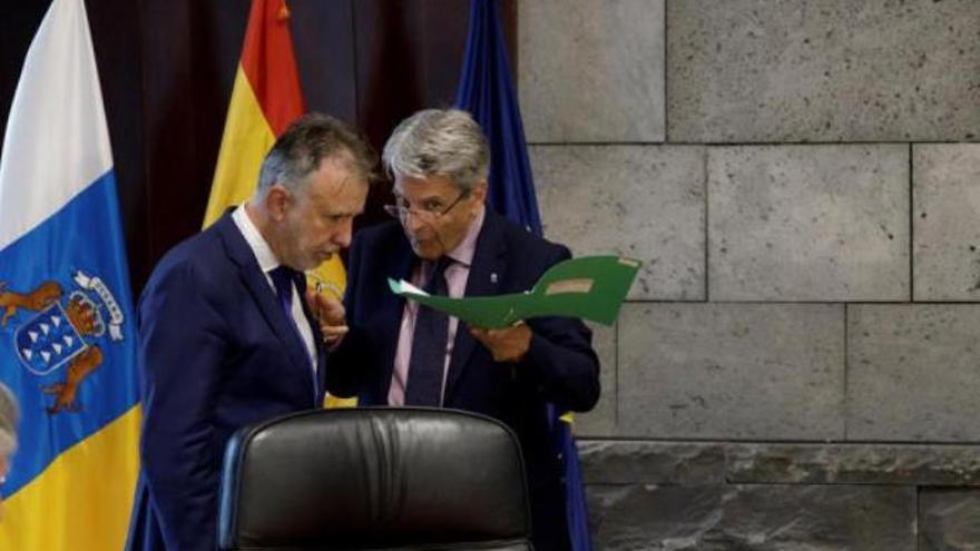 El presidente del Gobierno de Canarias, Ángel Víctor Torres (i) y el consejero de Administraciones Públicas, Julio Pérez (d), este jueves.
