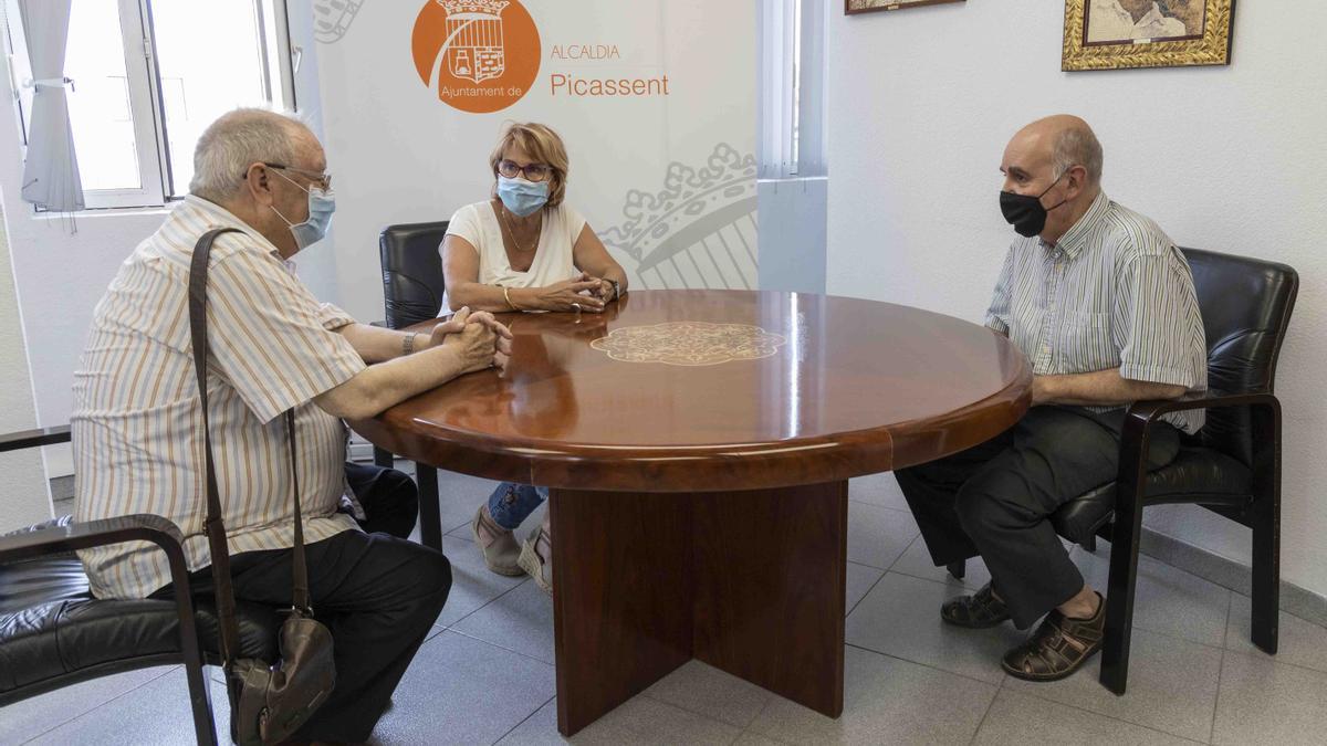 La alcaldesa Conxa García con los párrocos Vicent Cardona y Joan Tomás.