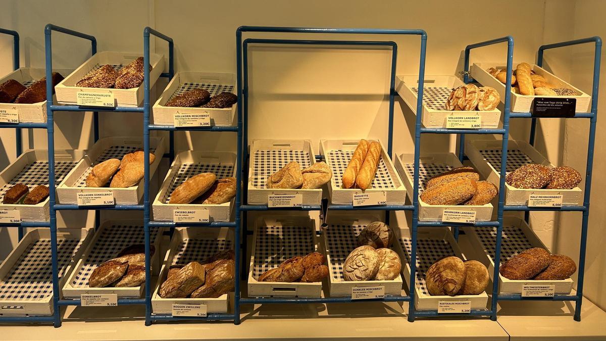 Panes de todo tipo en la panadería alemana Brotzeit de Barcelona
