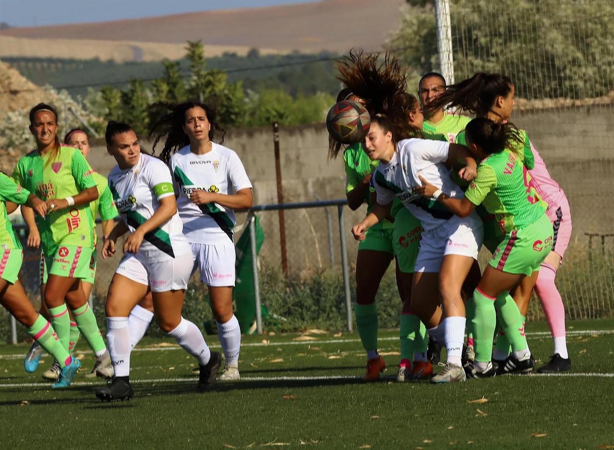Lance del encuentro entre el Córdoba CF Femenino y el Málaga en la Ciudad Deportiva.