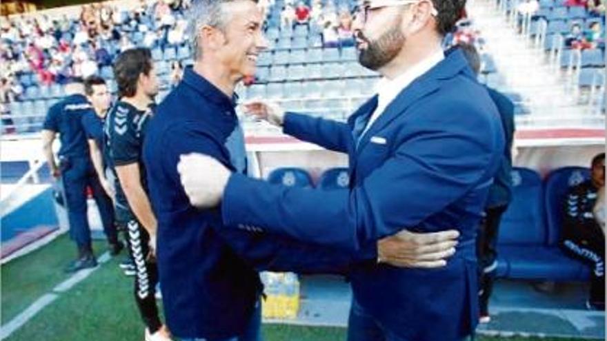 Pep Lluís Martí saluda José Bordalás el dia del seu debut com a entrenador del Tenerife.