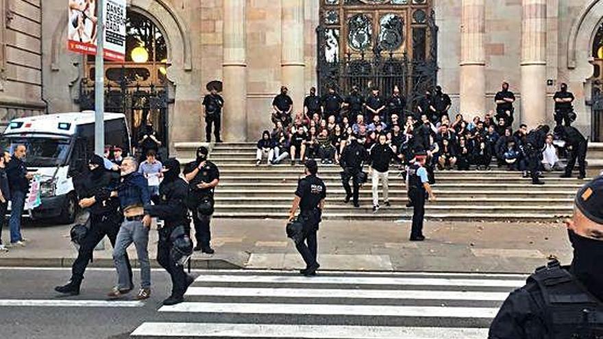 La policia actua en una protesta a la seu del TSJC en una imatge d&#039;arxiu.