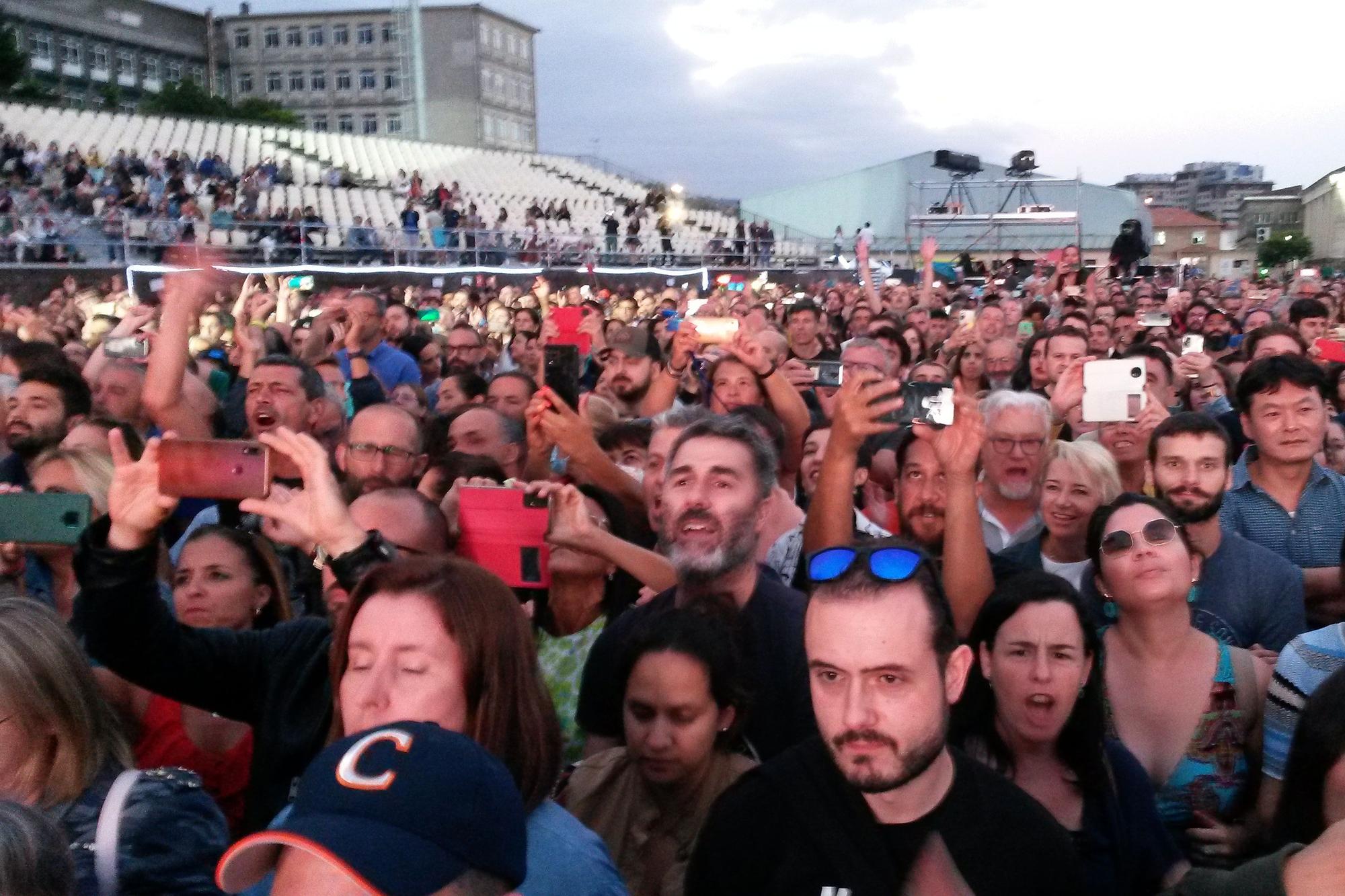 El rock con corazón de Bryan Adams enamora a Vigo