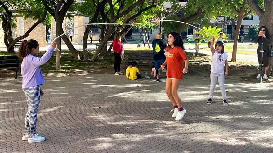 Tres niñas juegan a la cuerda en el parque municipal, uno de los juegos tradicionales más desconocidos.