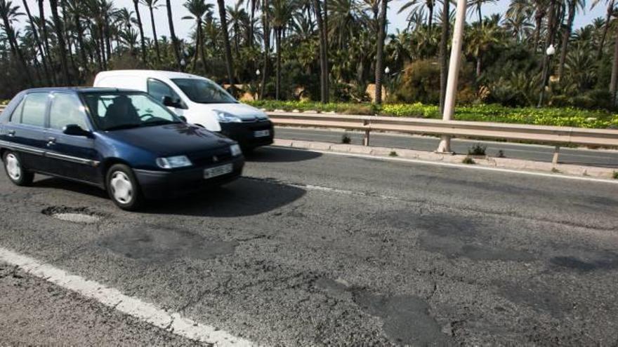 El asfaltado de la avenida de Elche, sobre todo de entrada a Alicante, está lleno de baches.