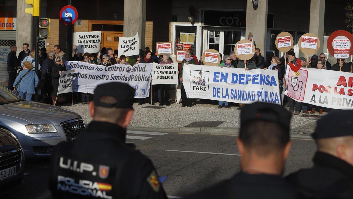 EN IMÁGENES | Protesta de la FABZ en la Aljafería por la reforma de la atención primaria