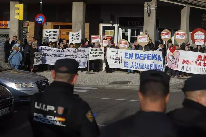 EN IMÁGENES | Protesta de la FAB en la Aljafería por la reforma de la atención primaria