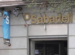 Archivo - Entrada a una oficina de Banco Sabadell en Madrid.