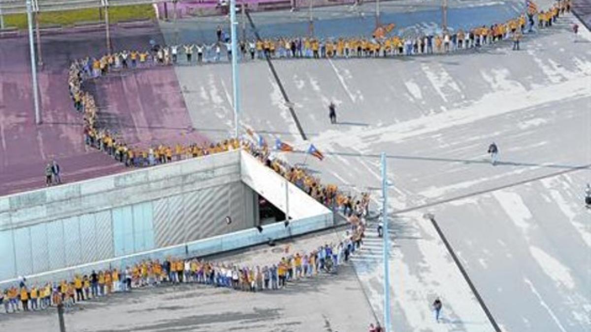 La Via Catalana de septiembre del 2013, a su paso por la plaza del Fòrum de Barcelona.