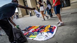 Un mantero vende camisetas deportivas falsificadas, en Barcelona