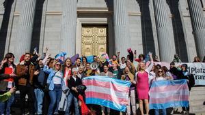 Irane montero posa en las escalinatas del Congreso tras ser aprobada la ley trans.