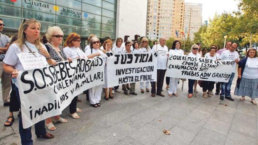 Un instante de la concentración de ayer en Valencia.