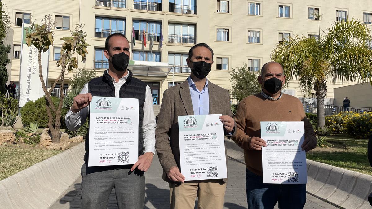 Representantes de CSIF a las puertas del Hospital Regional de Málaga.