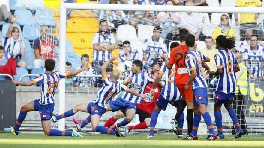 Un instante del Deportivo-Córdoba en Riazor. / 13fotos