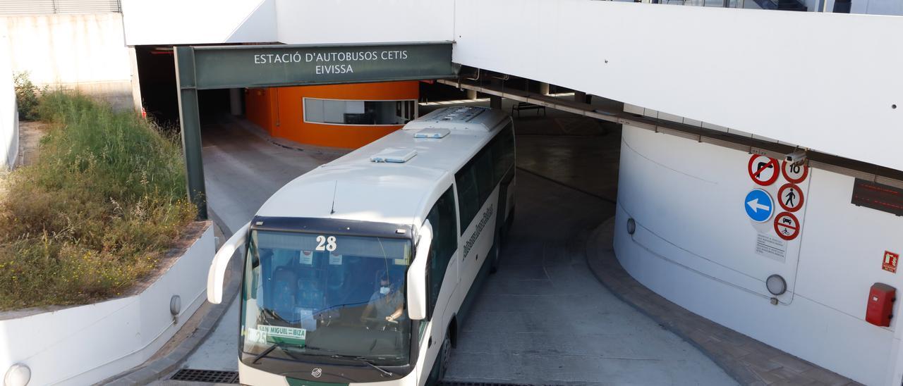 Un autobús sale del interior de la estación de la ciudad de Eivissa, junto a sa Colomina.estacion autobuses del cetis trafico pasajeros autobus durante la crisis coronavirus