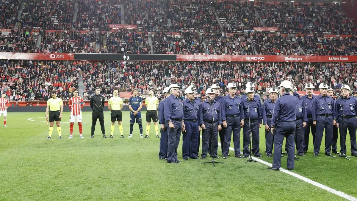 VÍDEO: Suena el "Santa Barbara Bendita" en El Molinón en honor a los mineros fallecidos