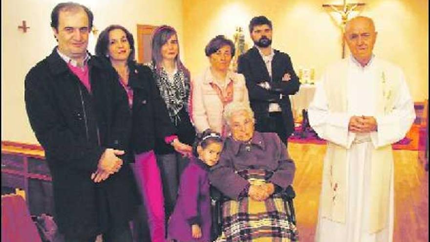 María Laudelina Gutiérrez Suárez, el pasado sábado, tras la misa de celebración de sus 100 años, junto a su hija Rosario (detrás); Avelino, a la derecha, y sus nietos y bisnietas.