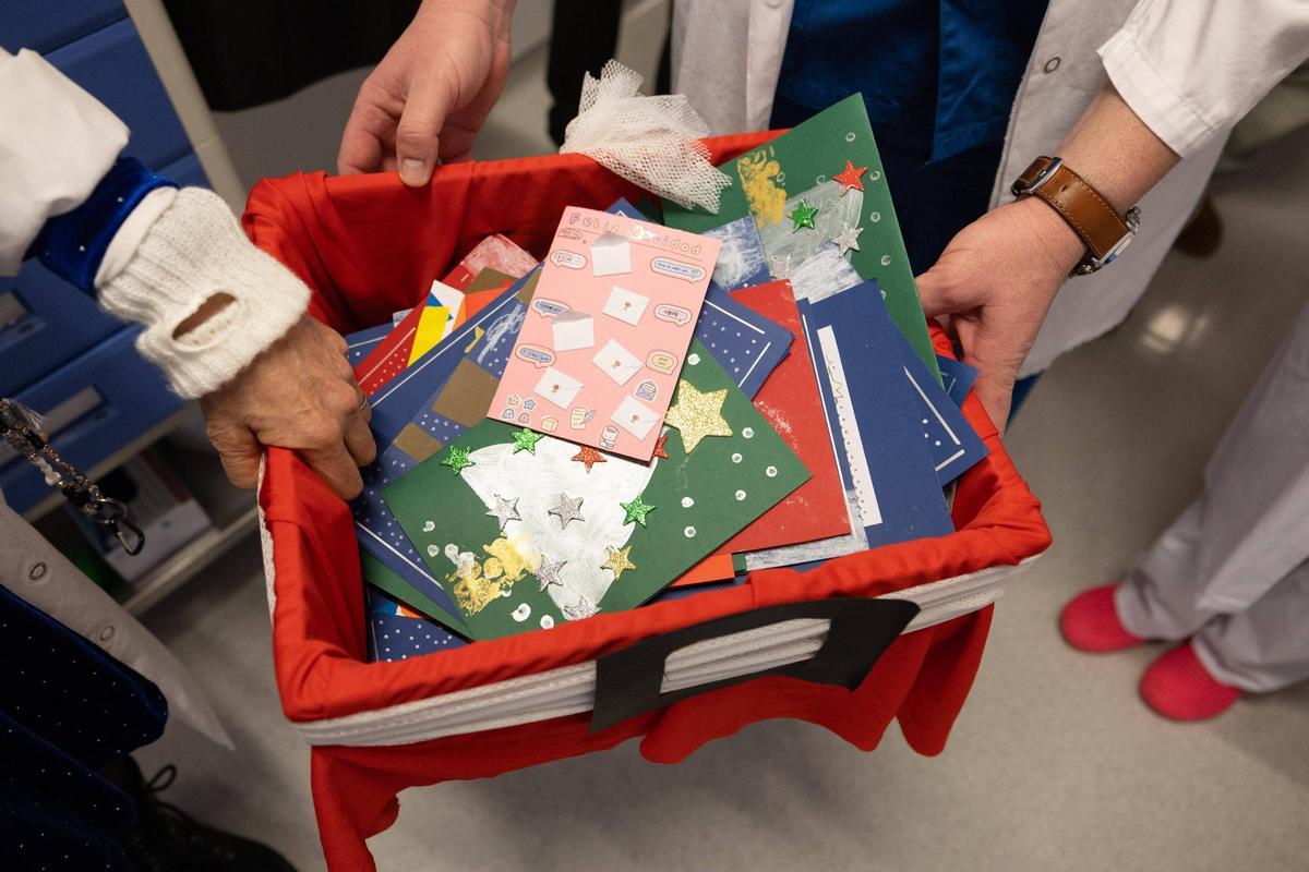 Imágenes de la entrega de felicitaciones navideñas a enfermos en el hospital Can Misses