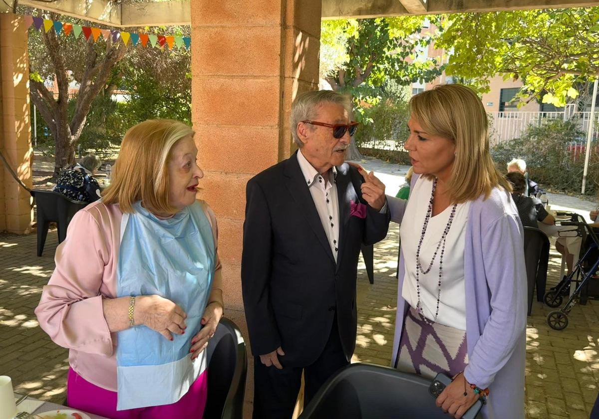 Susana Camarero visita la residencia de mayores de Silla.