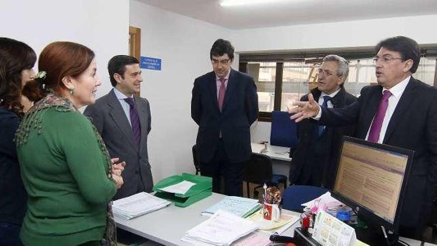 Juez decano y delegado de la Xunta en Vigo (izquierda), así como el director de Xustiza (derecha), ayer, en la sala de refuerzo de Familia.