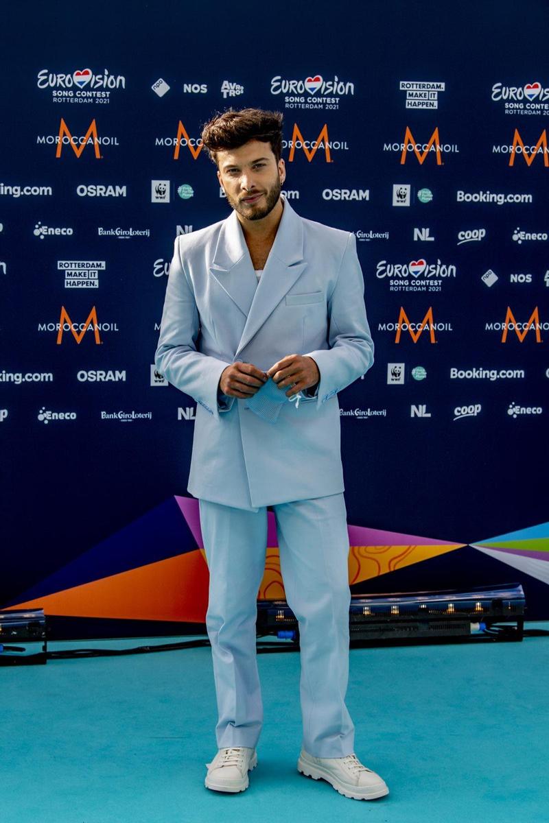 Blas Cantó con traje de chaqueta azul bebé y botas en color crudo en el festival de Eurovision 2021