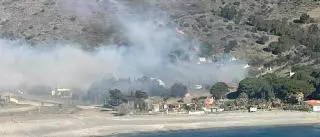 L'alcalde de Portbou situa el focus de l'incendi en una platja francesa gràcies a una fotografia