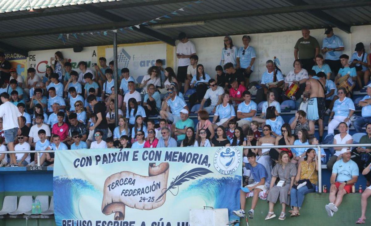 La afición del Beluso llenó el campo el domingo. | Santos Álvarez