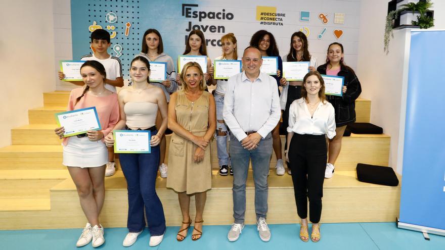 Los premiados en la segunda edición del concursos con sus diplomas y los responsables del Espacio Joven Ibercaja y EL PERIÓDICO.